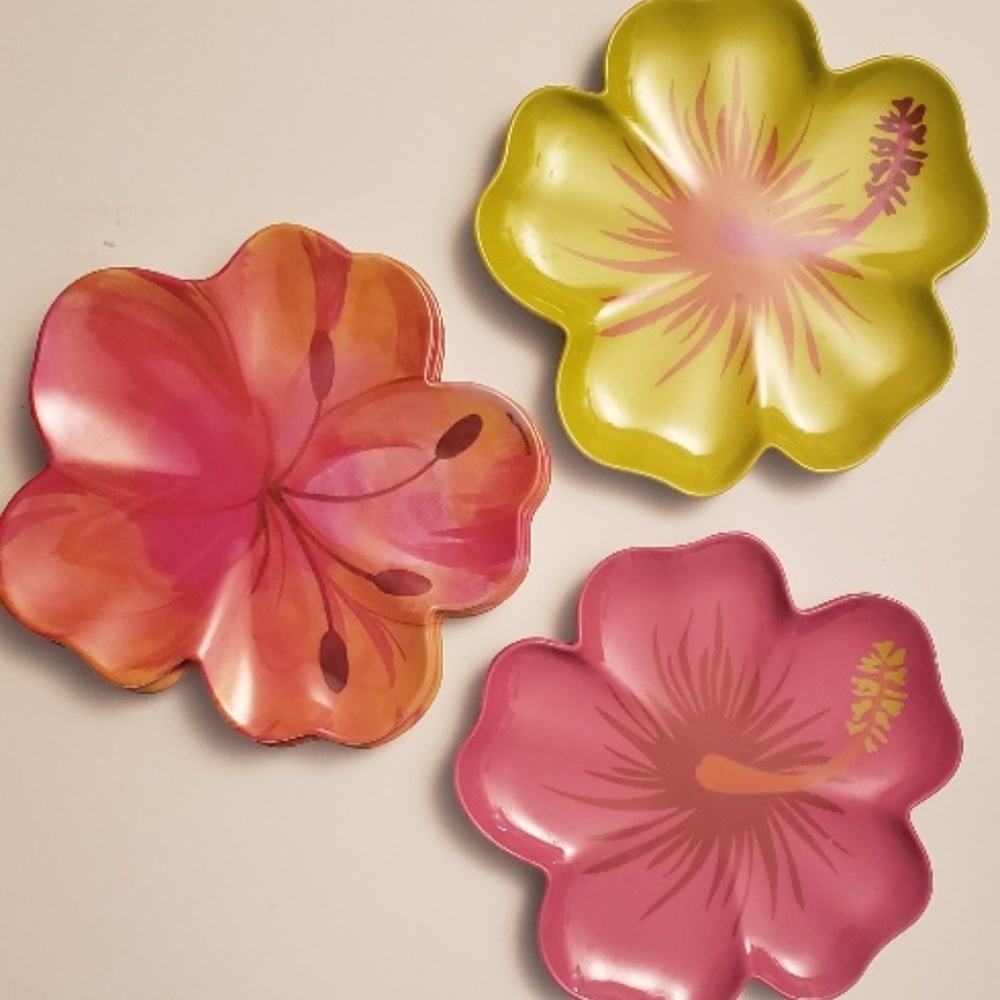 Set of 10 Hibiscus Flower Printed and Shaped Small Plastic Plates, 3 Colors